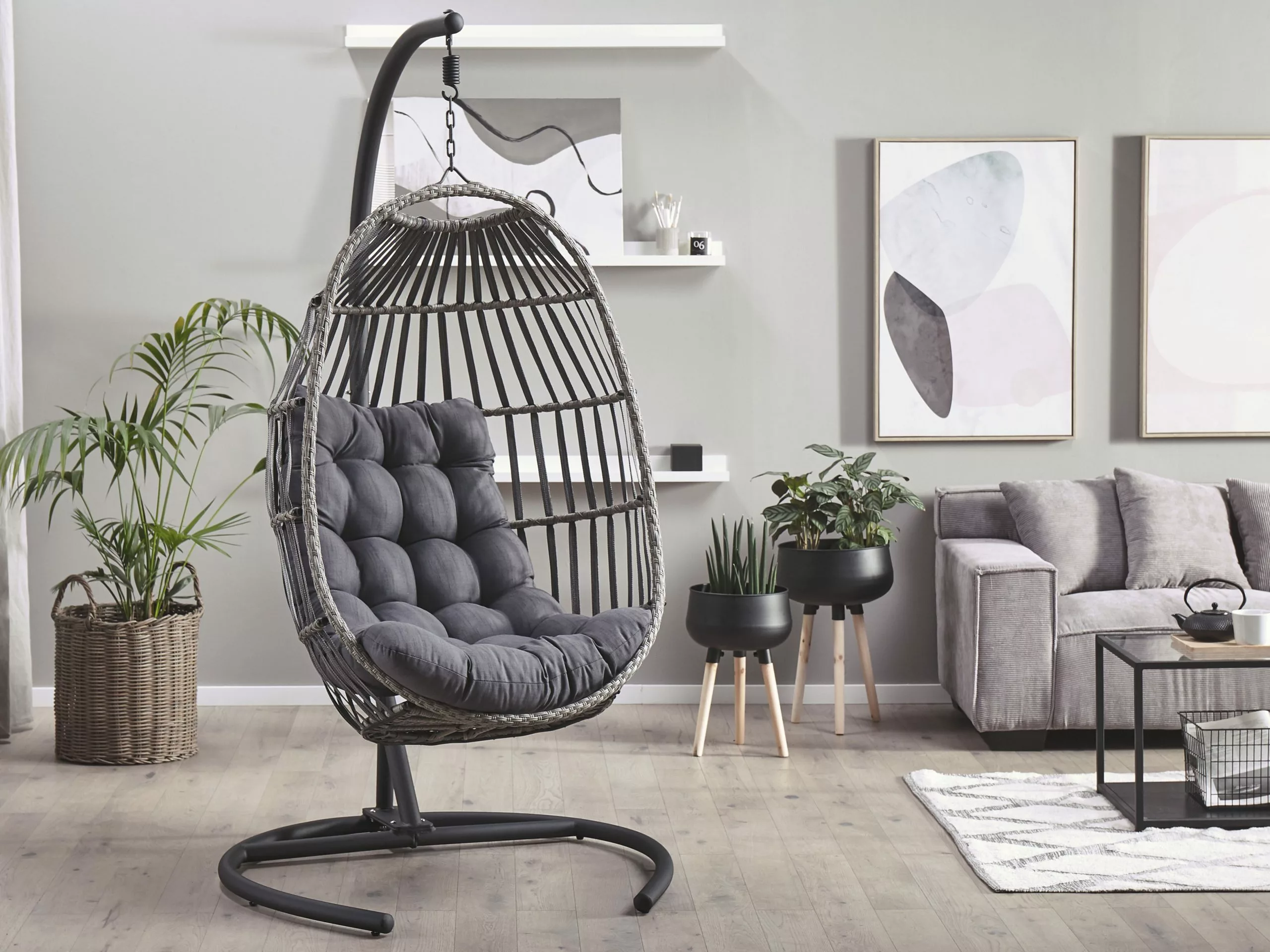 Beliani Silla Colgante De Ratán Gris Oscuro Con Soporte SESIA - Imagen 2