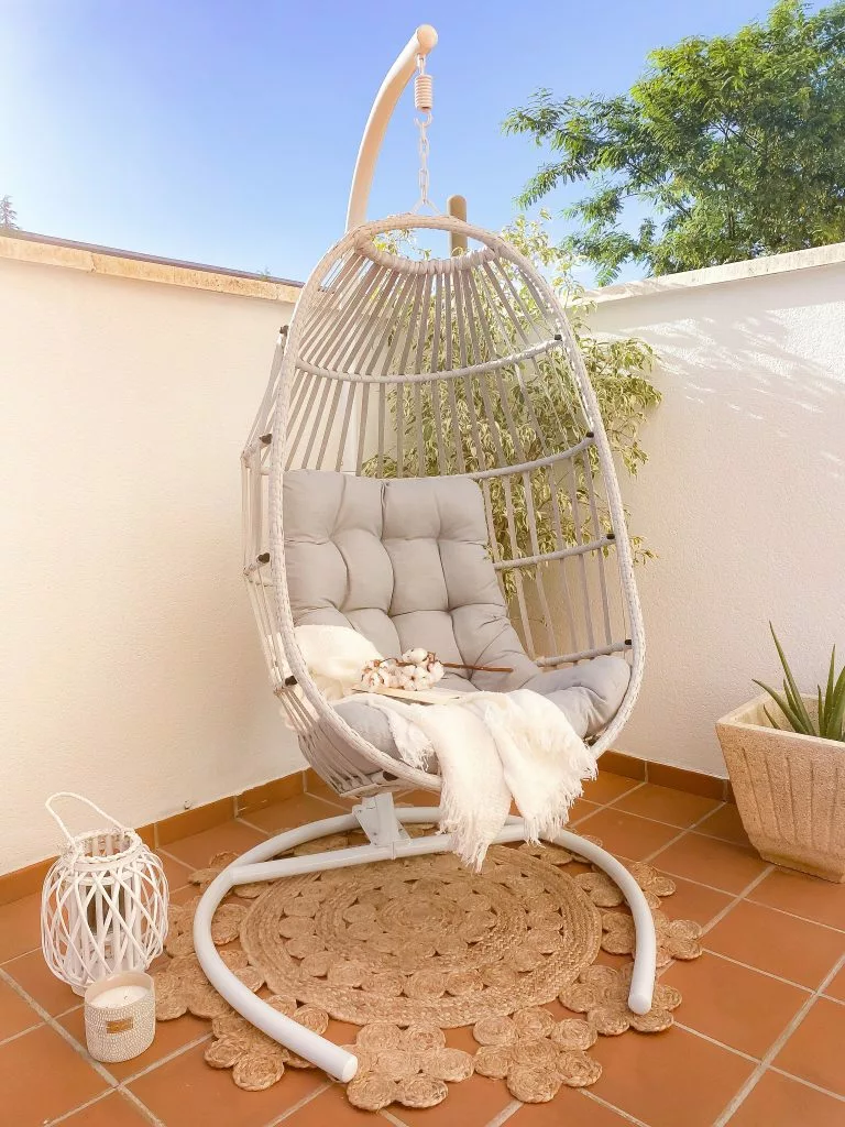 Beliani Silla Colgante De Ratán Gris Claro Con Soporte SESIA 3 Beliani Silla Colgante De Ratán Gris Claro Con Soporte SESIA - Imagen 3