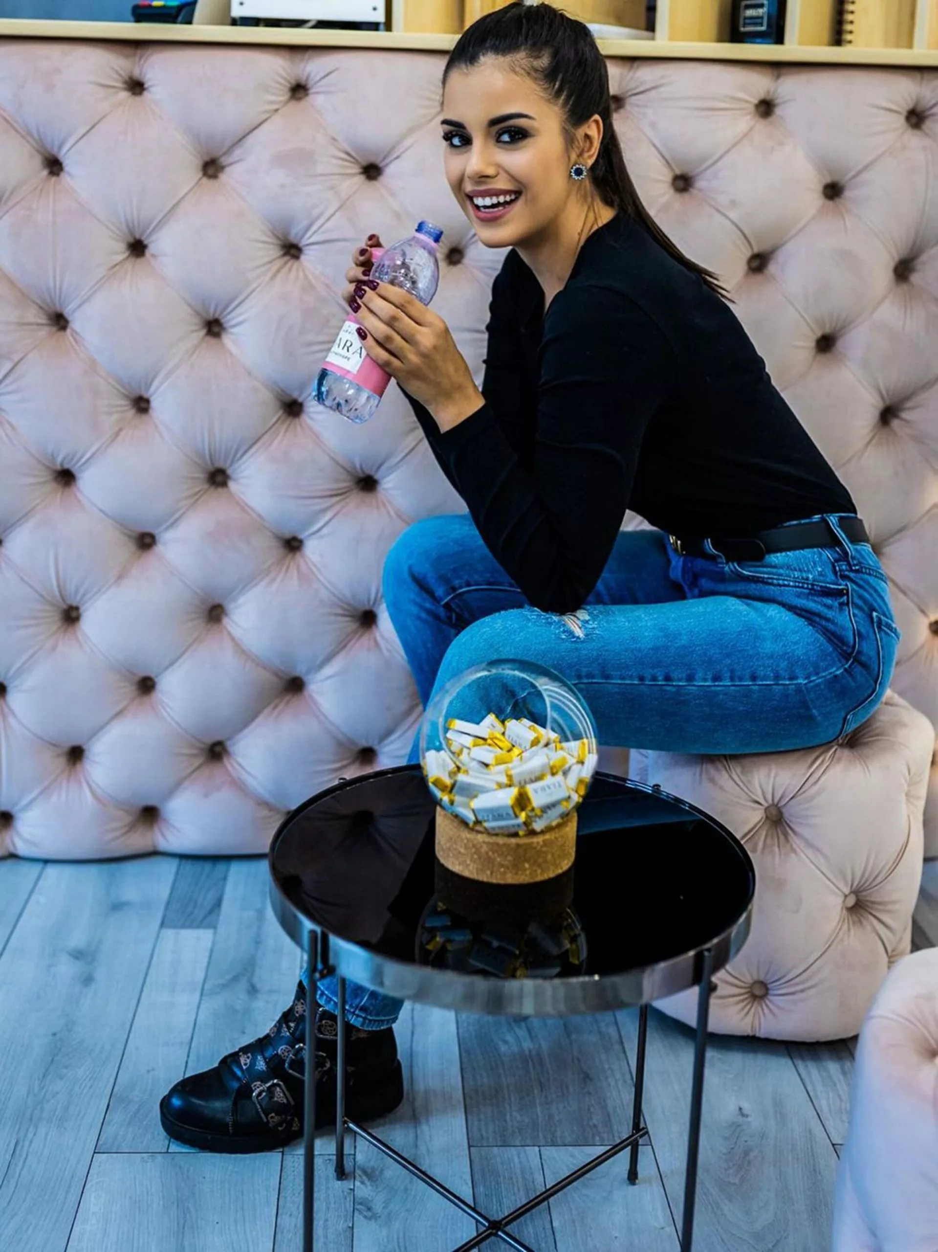 Beliani Mesa Auxiliar De Vidrio Templado/metal Negro/plateado ⌀ 40 Cm LUCEA - Imagen 3