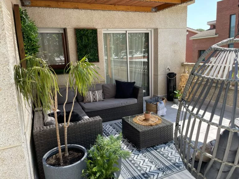 Beliani Silla Colgante De Ratán Gris Oscuro Con Soporte SESIA - Imagen 3